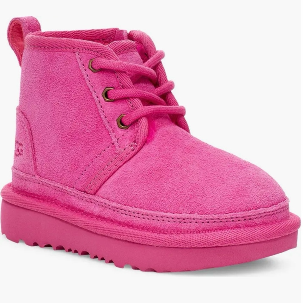 Ugg little girls boots size 11. Never worn 🌈